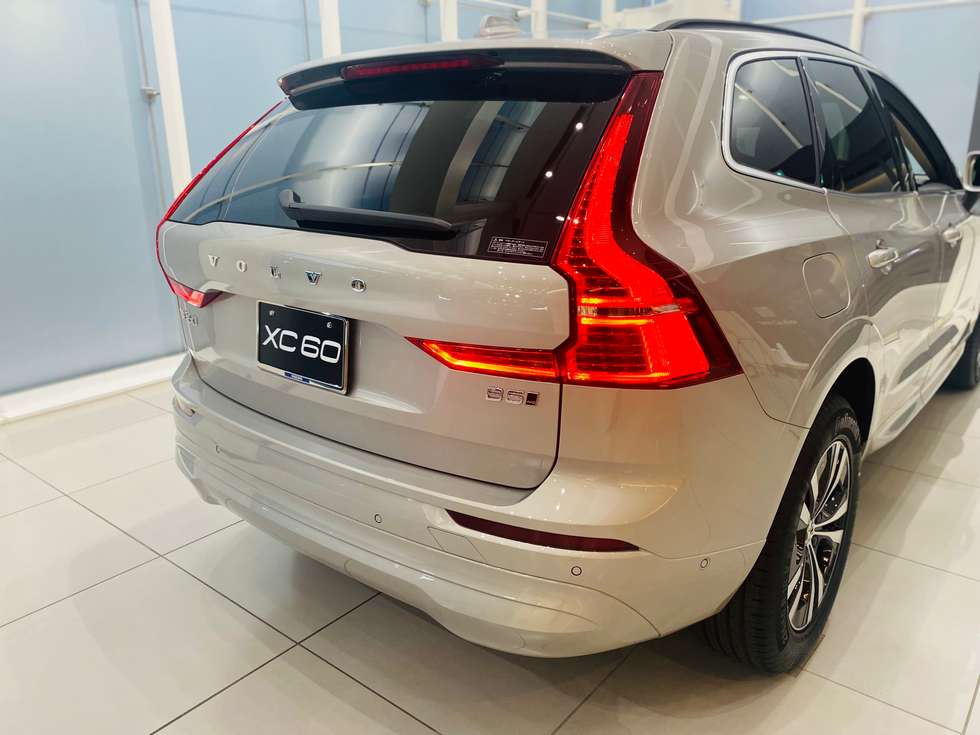 ボルボXC60 UB系 momentum モメンタム 純正グリル 美品 ボルボXC60 UB