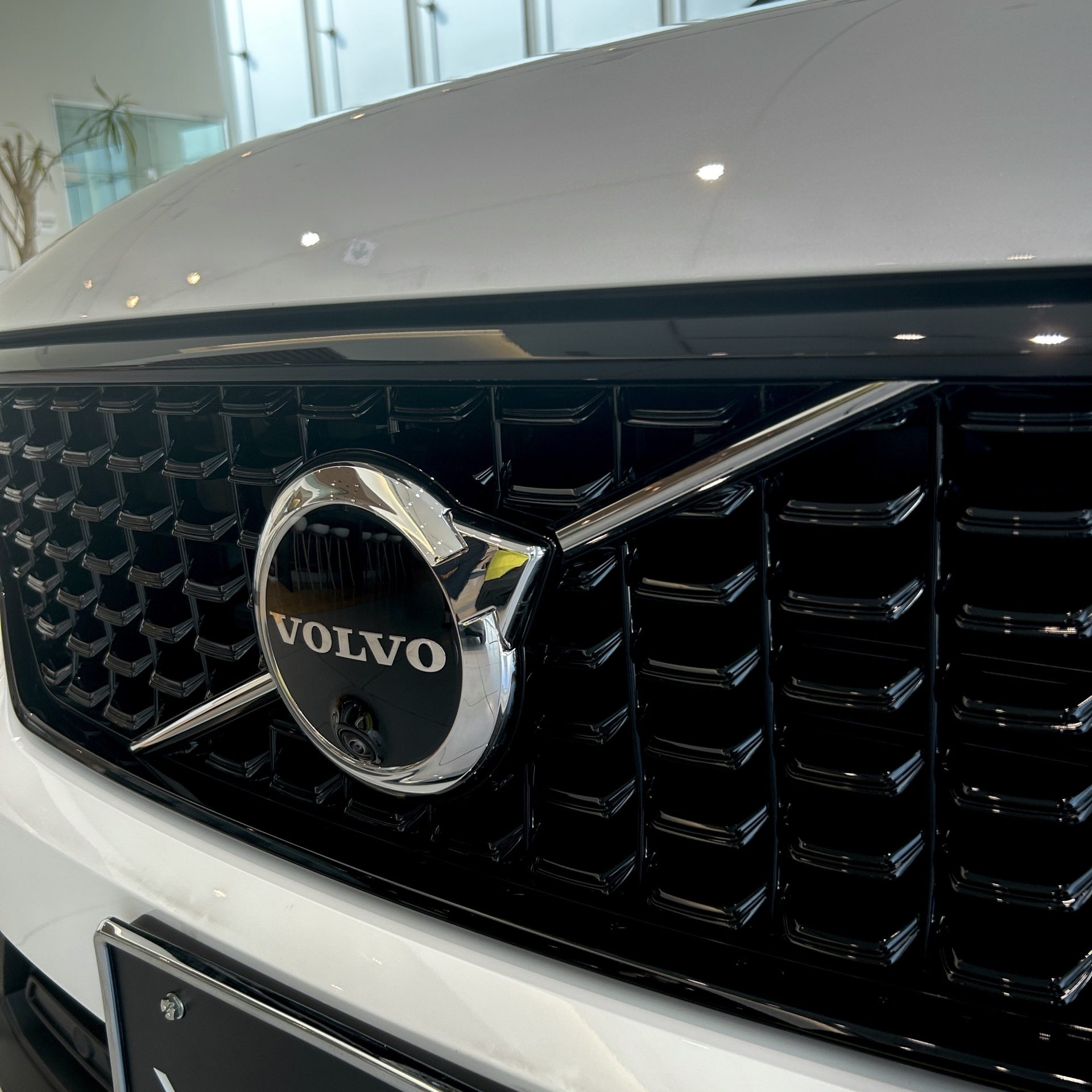 ボルボ XC40 MY23-24専用フロントグリル　ブラックエンブレム ボルボXC40☆グリルエンブレムブラックカバー☆ブラック